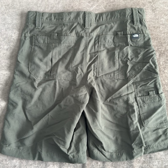 The North Face cargo shorts. Color army green. Size 36 - Picture 4 of 8